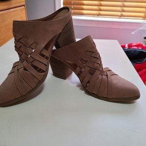 Woven Tan faux leather heels Univeral Threads size 8.5M